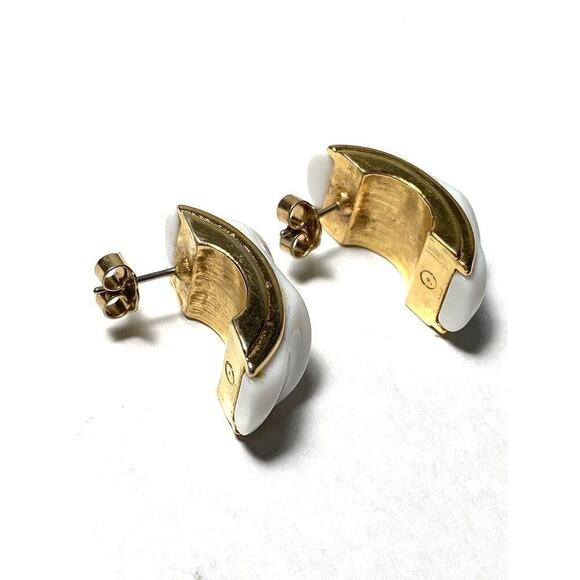 Avon 1988 Classic Twist White Plastic Gold Tone Post Earrings - Picture 4 of 8